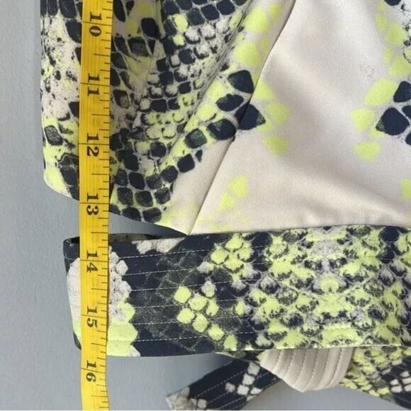NWT Marciano Y2K Guess Python Print Crop Wrap Top Green Size 44 - Picture 8 of 8
